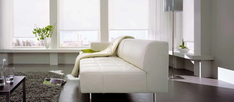 cortina rolo sofá sala de estar