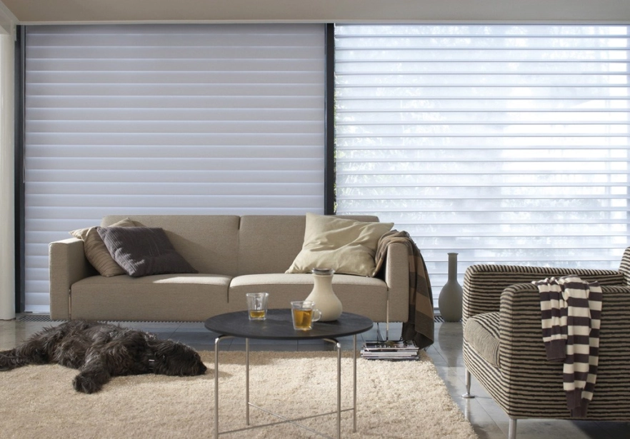 Cortina Silhouette aplicada na sala de TV com contraste de uma cortina aberta e outra fechada