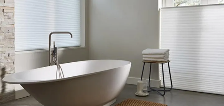 Cortinas o persianas: ¿Cuál es mejor para la ventana de un baño?