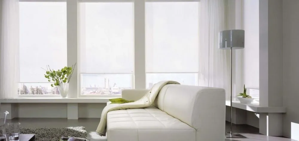 5 aplicaciones de las cortinas roller para tu sala de estar