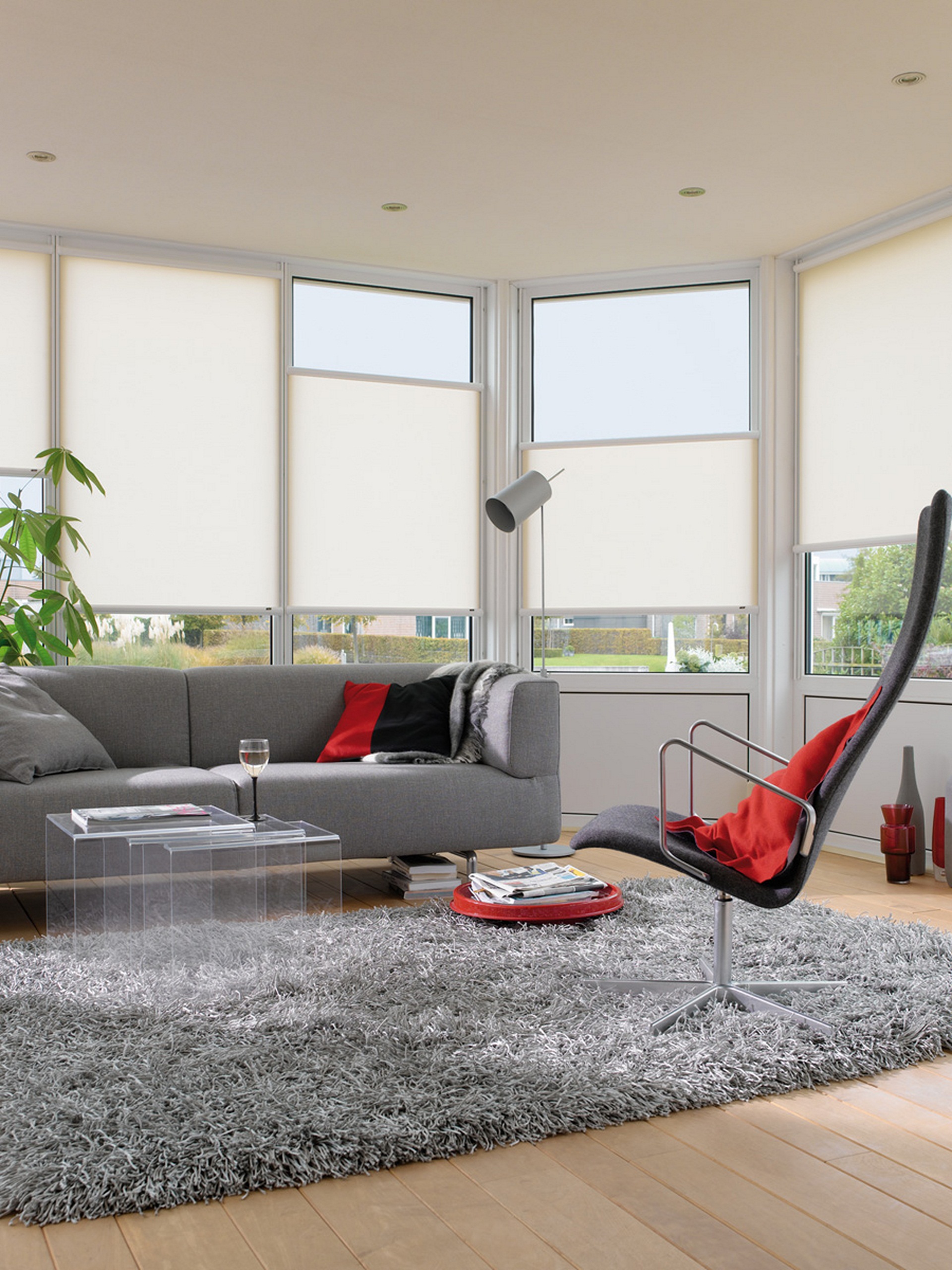 Cortinas roller en espacio residencial amplio