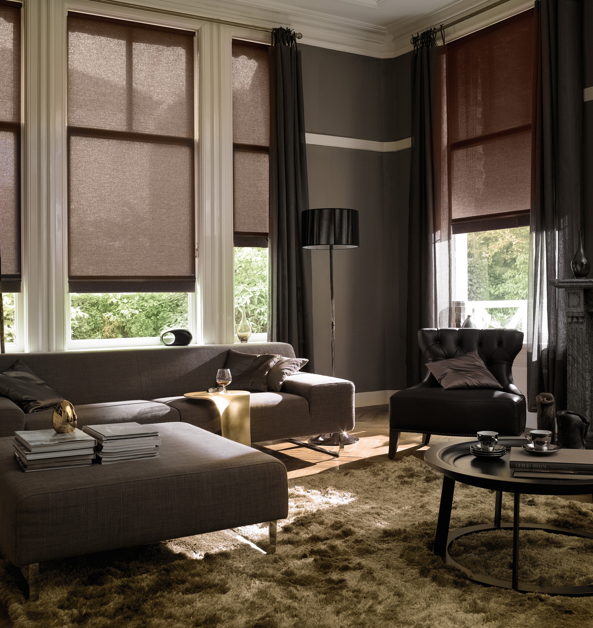 Cortinas roller traslúcidas filtrando la luz en living con sofá