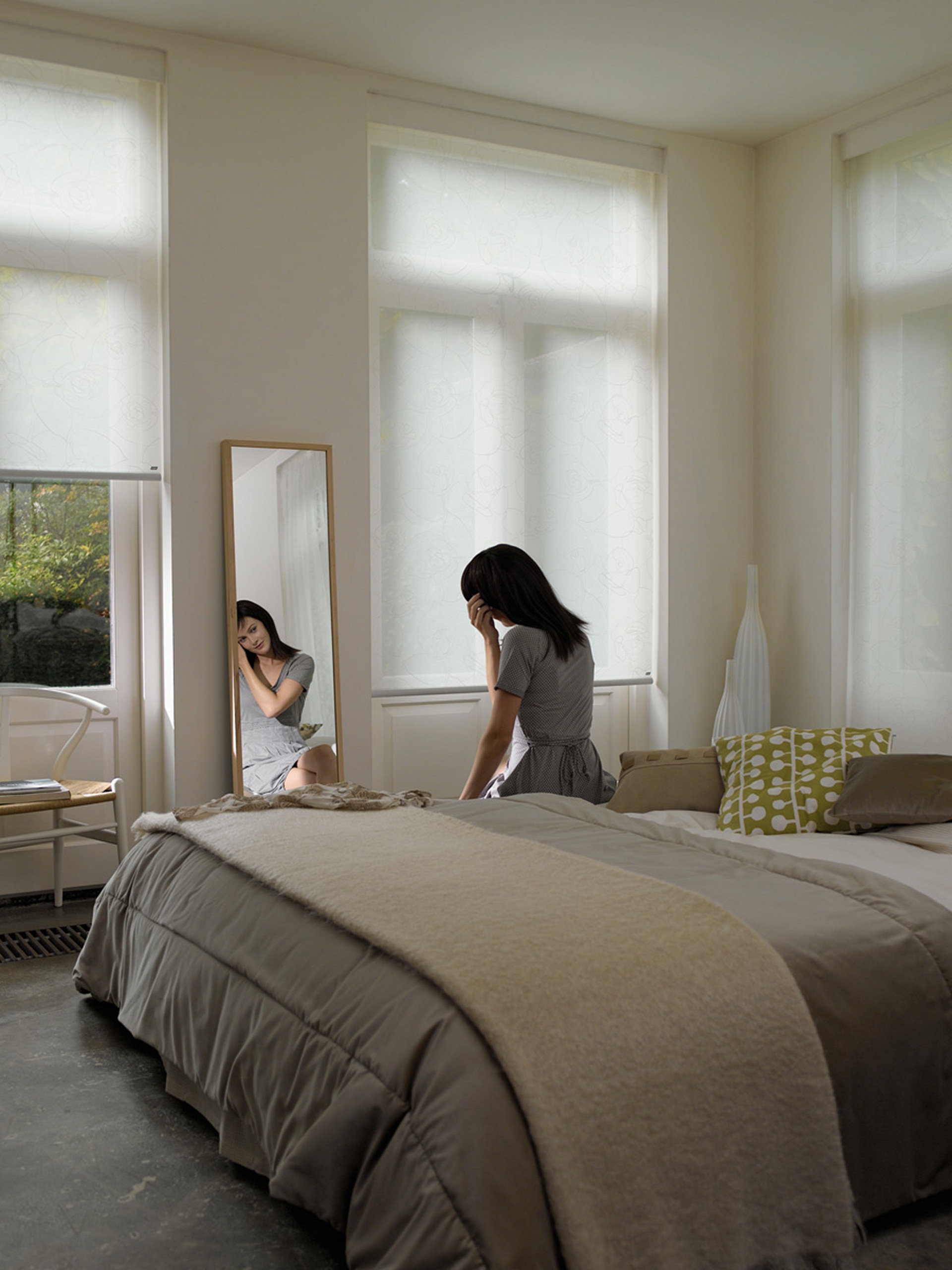 Cortinas roller en espacio de trabajo contemporáneo