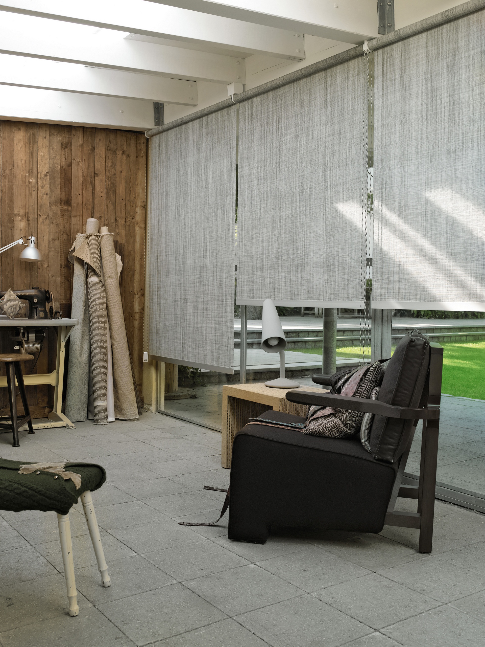 Cortinas roller en proyecto residencial con vista al jardín