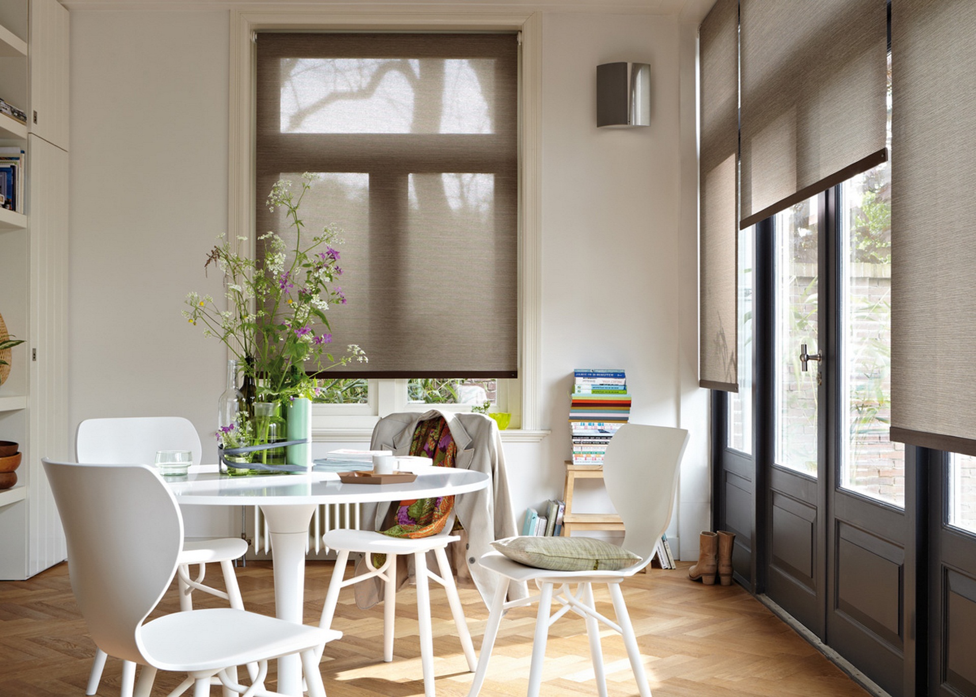 Cortinas roller en ambiente de escalera con ventanales de altura