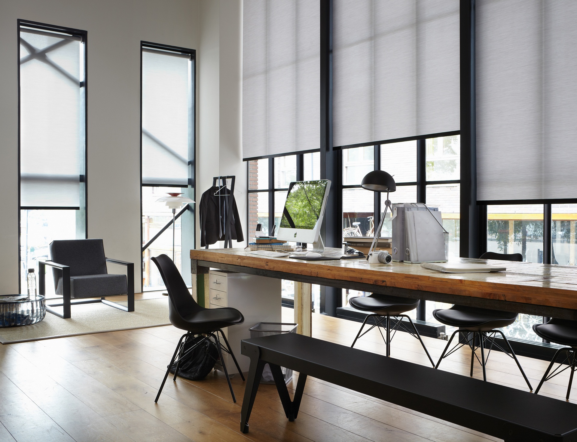 Cortinas roller Quantum en living moderno con ventanales